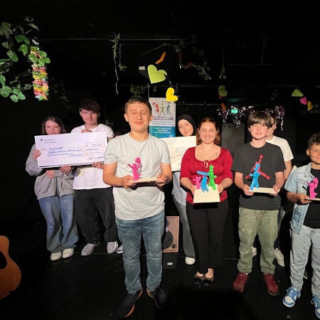 Kinder mit Auszeichnungen auf einer Bühne