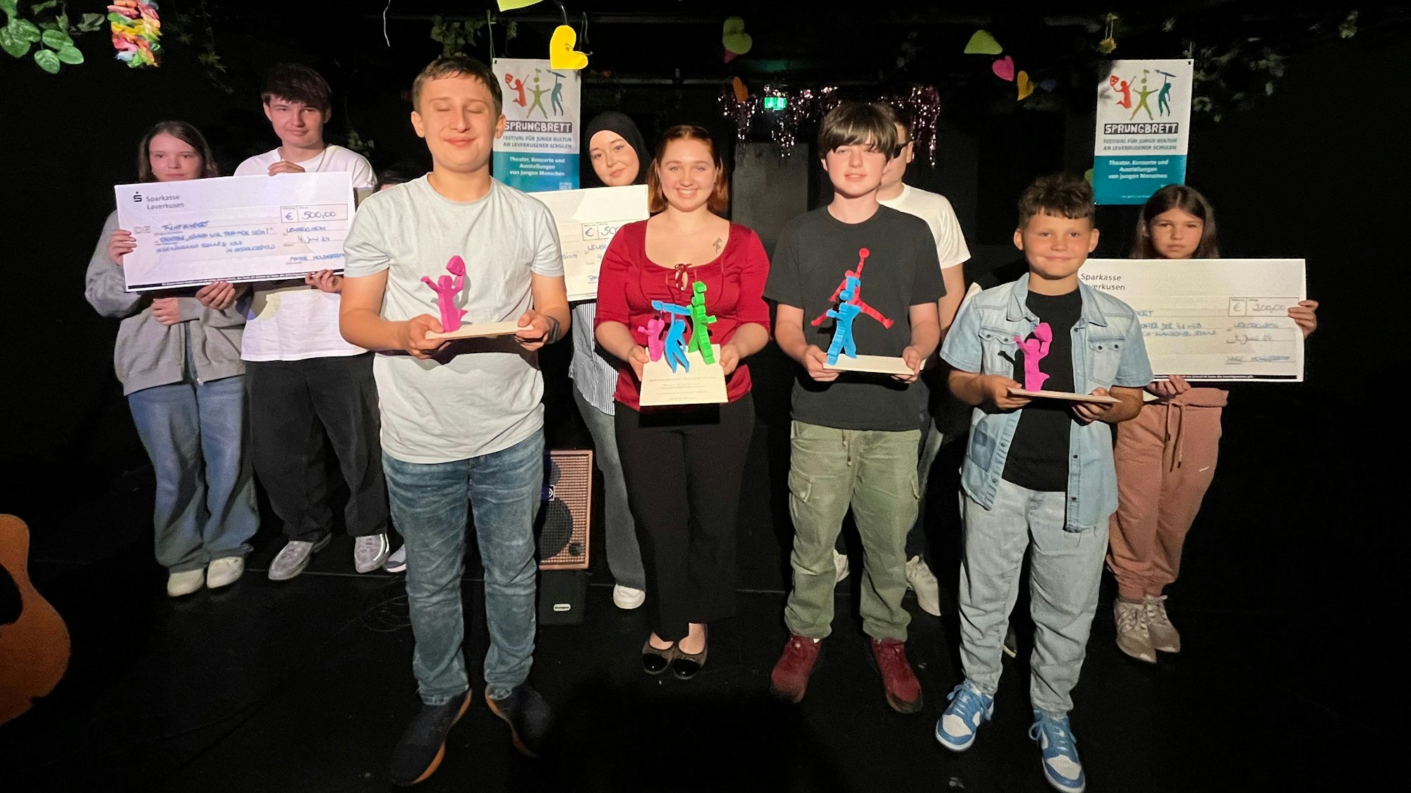 Kinder mit Auszeichnungen auf einer Bühne