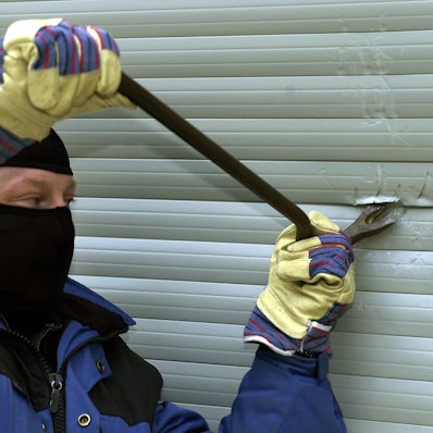 Ein Mann mit einem Stemmeisen