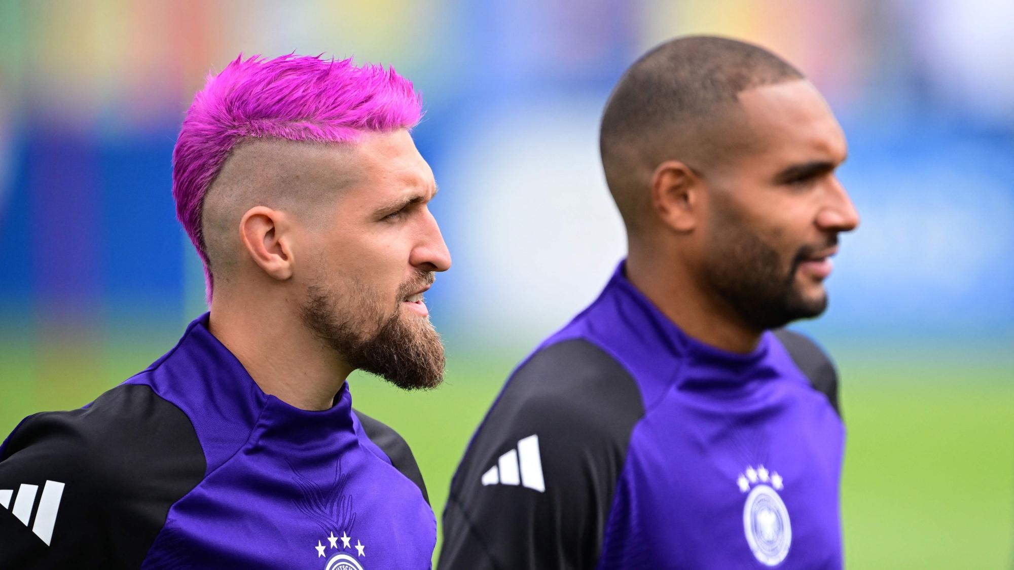 Nach platinblond hat sich Robert Andrich seine Haare nun pink gefärbt