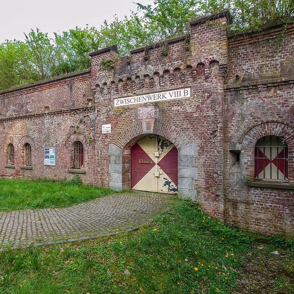 Das Zwischenwerk VIII b am Militärring, nahe dem Heinrich-Lübke-Ufers wurde 1876 von den Preußen als Schutz gegen die Franzosen gebaut.