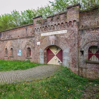 Das Zwischenwerk VIII b am Militärring, nahe dem Heinrich-Lübke-Ufers wurde 1876 von den Preußen als Schutz gegen die Franzosen gebaut.