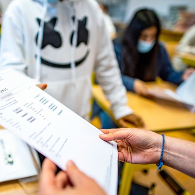 Die Klassenlehrerin übergibt das Zeugnis eines Schülers der Klasse 9b der Freiherr-vom-Stein-Schule in Gütersloh.