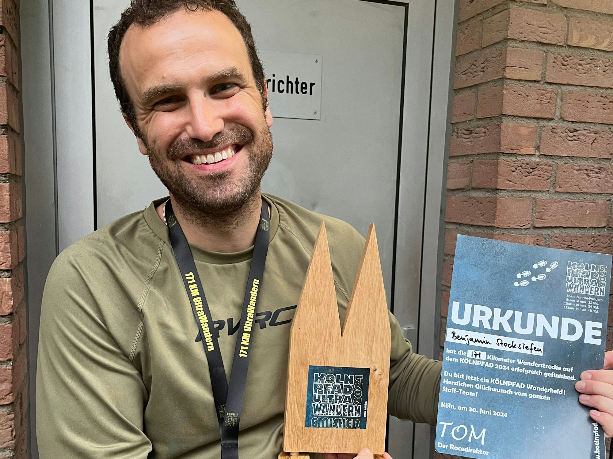 Kurz nach dem Zieleinlauf konnte Stocksiefen mit Urkunde und Holzdom schon wieder etwas lächeln.