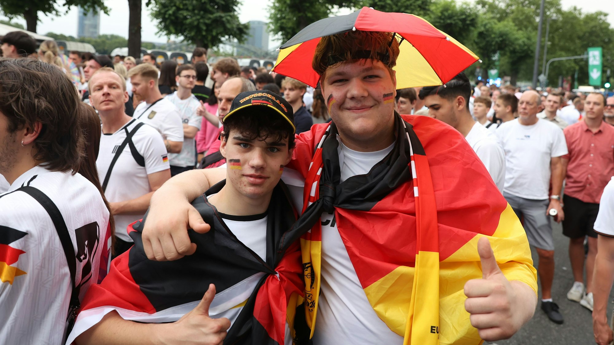 Fußballfans verfolgen das Spiel beim Special Public Viewing am Konrad-Adenauer-Ufer.