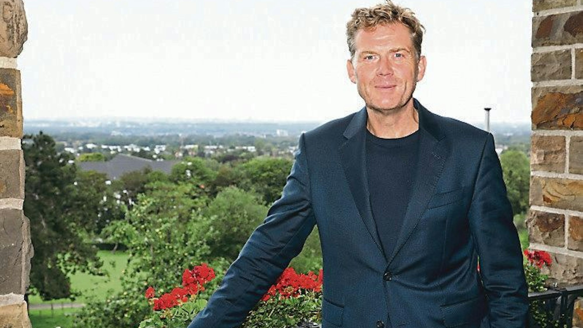 Der Geschäftsführer der Regionale-2025-Agentur und Geschäftsführer Region Köln/Bonn e.V., Dr. Reimar Molitor, steht auf der Terrasse des kardinal_Schulte-Hauses in Bensberg.
