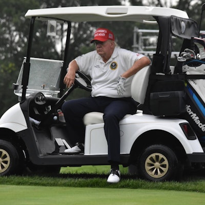 Donald Trump äußert sich auf einem Golfplatz zum Präsidentschaftswahlkampf. (Archivbild)