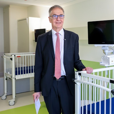 Michael Weiß ist ärztlicher Direktor der Kinderklinik an der Amsterdamer Straße, er steht in einem der neuen Zimmer im angebauten F-Trakt.