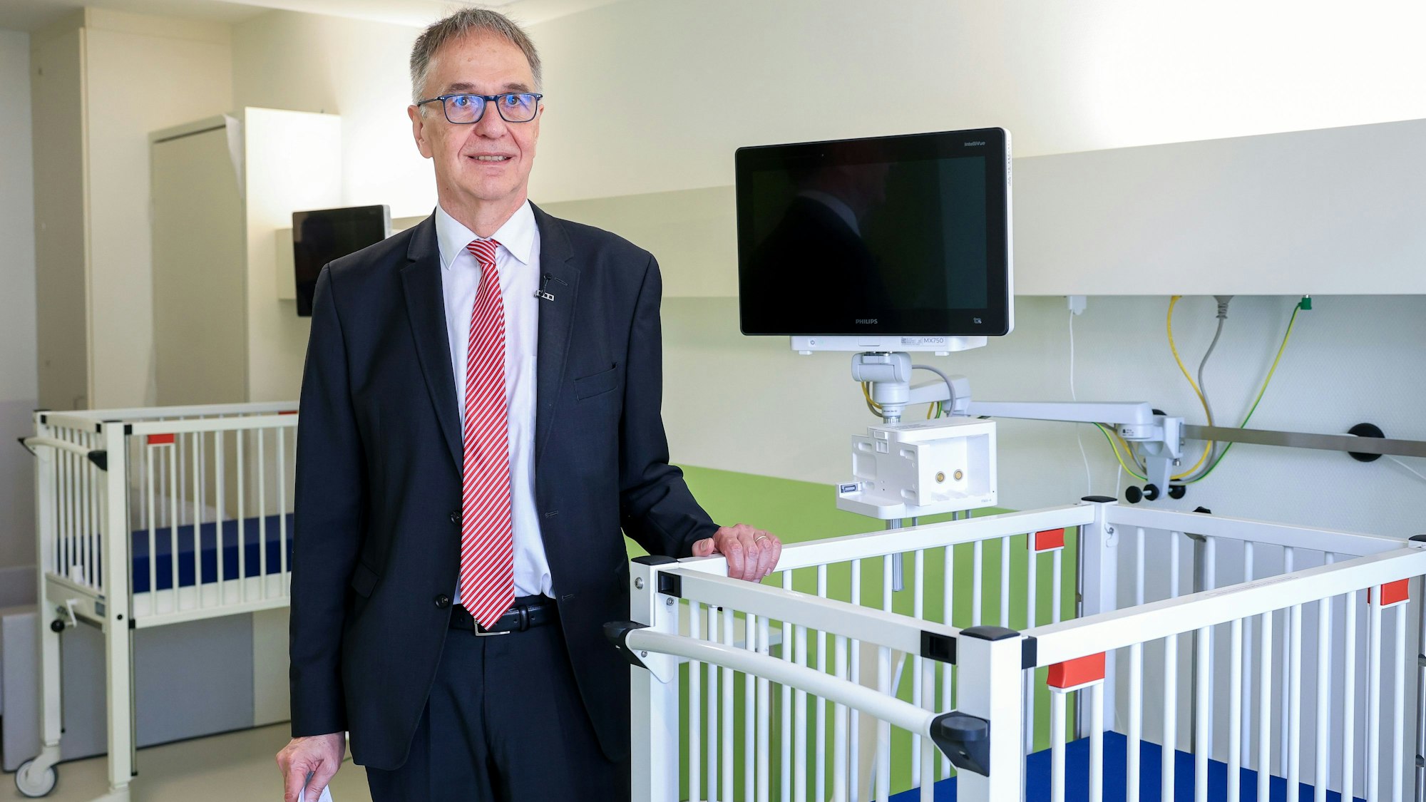 Michael Weiß ist ärztlicher Direktor der Kinderklinik an der Amsterdamer Straße, er steht in einem der neuen Zimmer im angebauten F-Trakt.