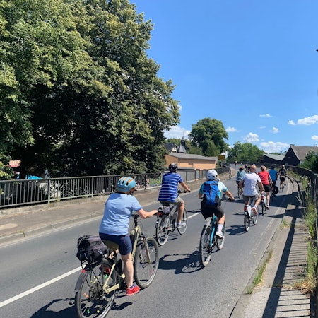 Teilnehmerinnen und Teilnehmer der „Siegtal pur“ auf Fahrrädern. (Archivfoto)