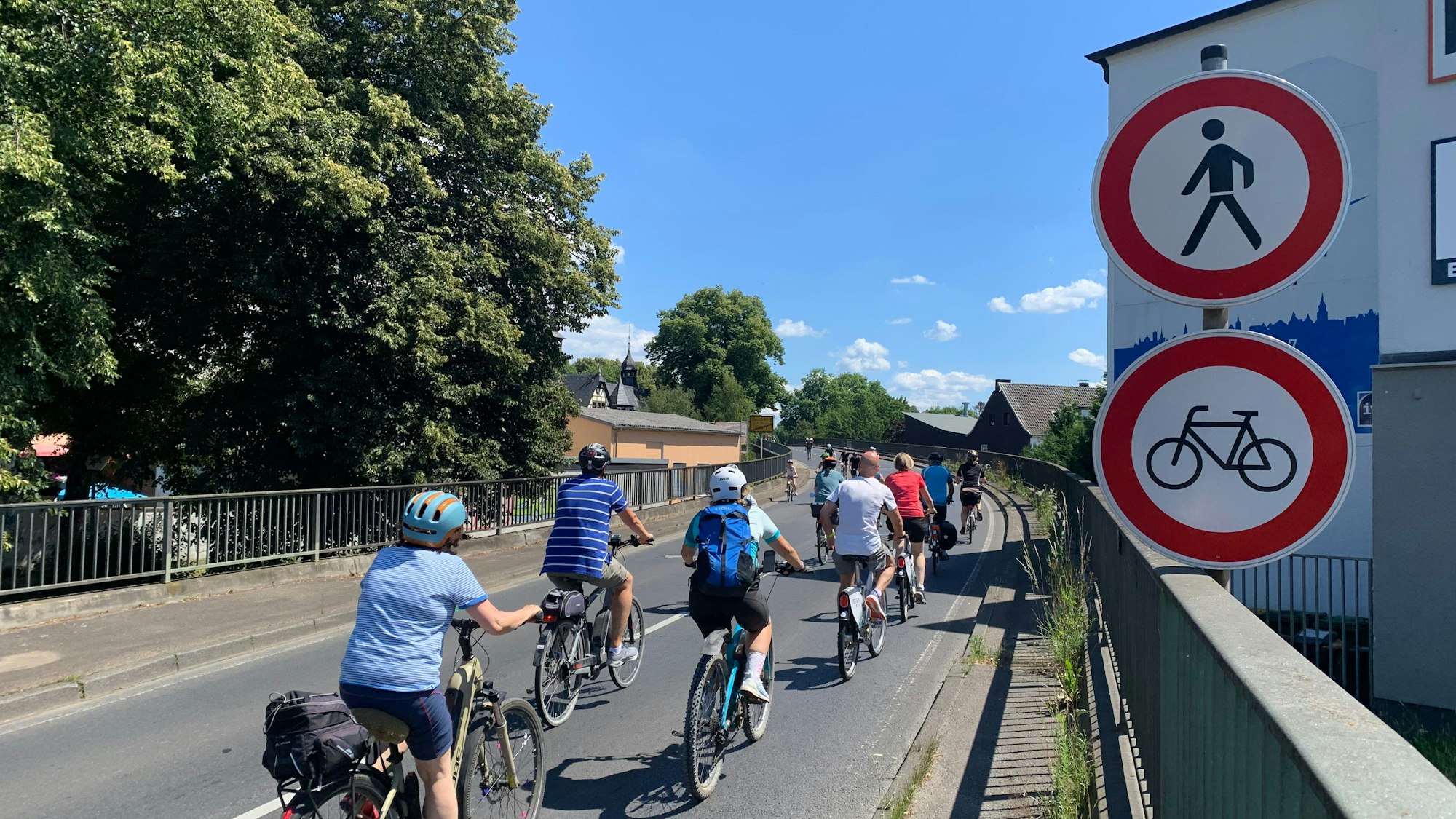 Teilnehmerinnen und Teilnehmer der „Siegtal pur“ auf Fahrrädern. (Archivfoto)