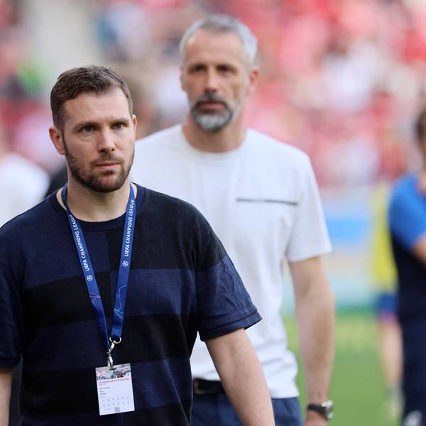 Till Müller, Pressesprecher von RB Leipzig, führt Trainer Marco Rose zu einem Interview.