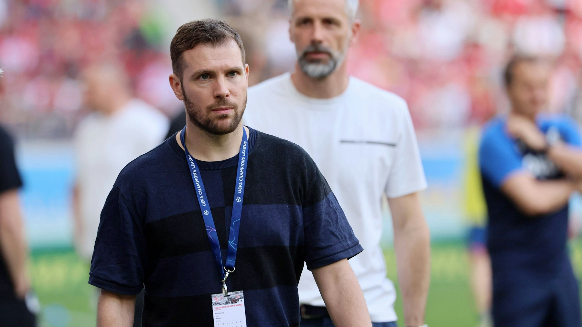 Till Müller, Pressesprecher von RB Leipzig, führt Trainer Marco Rose zu einem Interview.