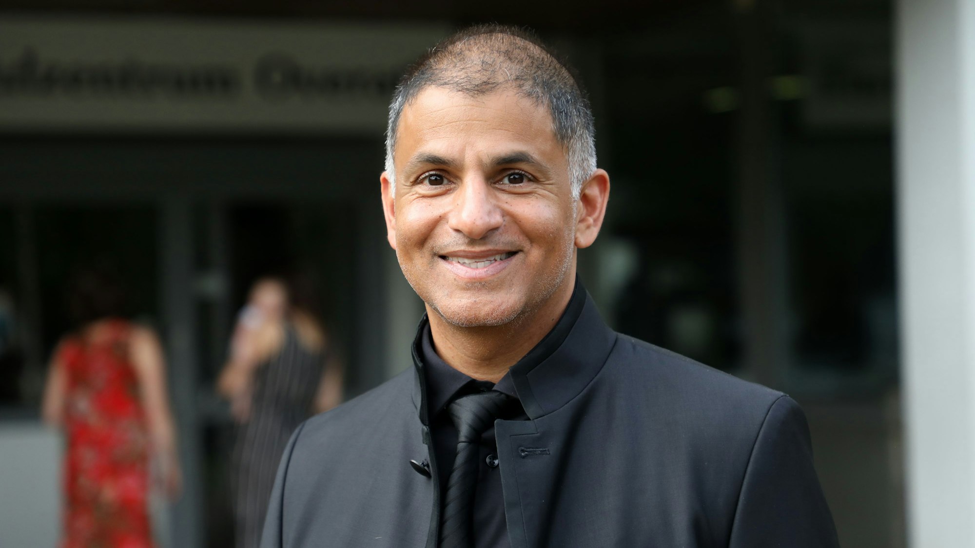 Der Schulleiter des Overather Paul-Klee-Gymnasiums steht vor dem Eingang seiner Schule