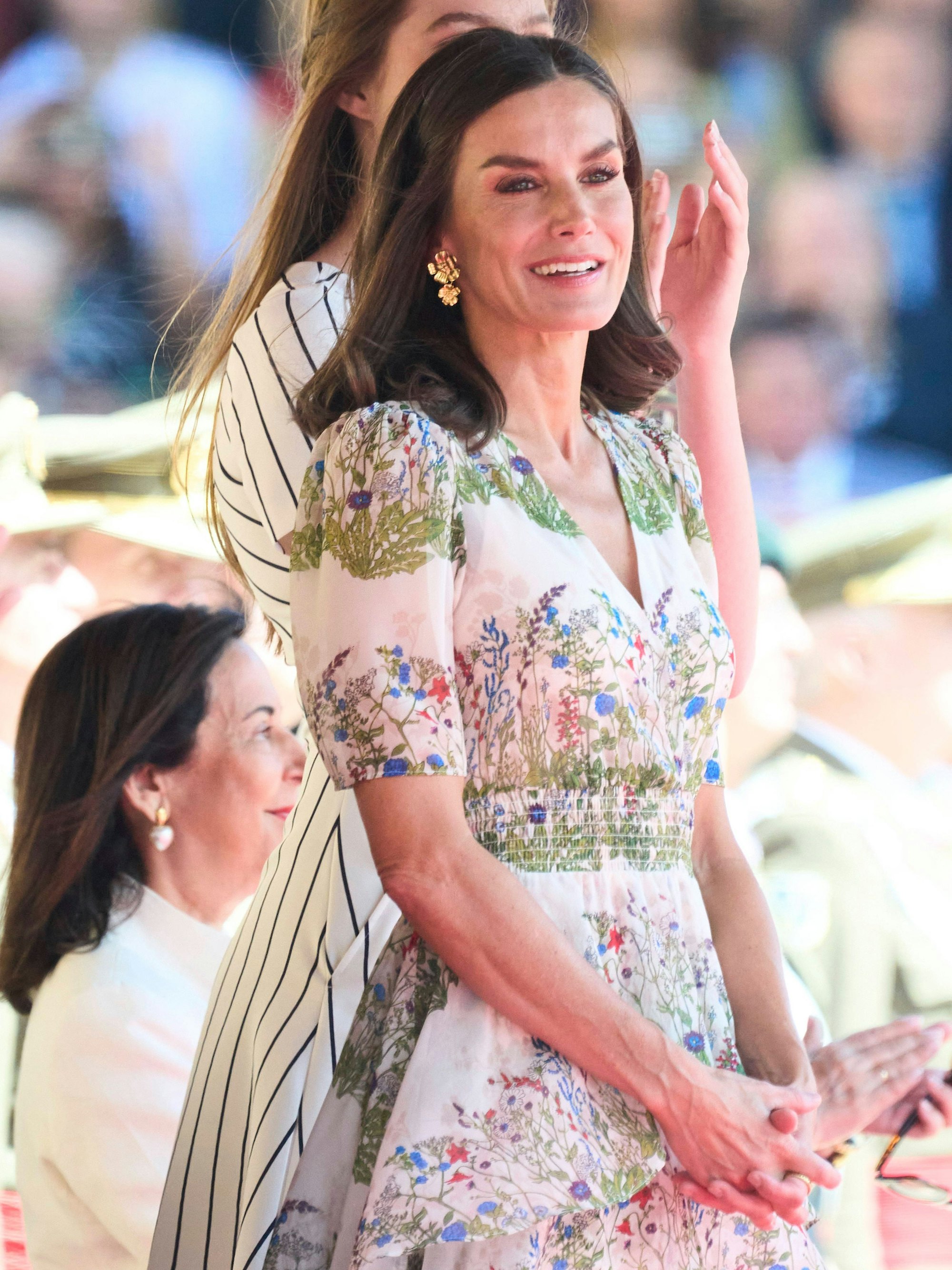 Königin Letizia lächelt in ihrem Blumenkleid.