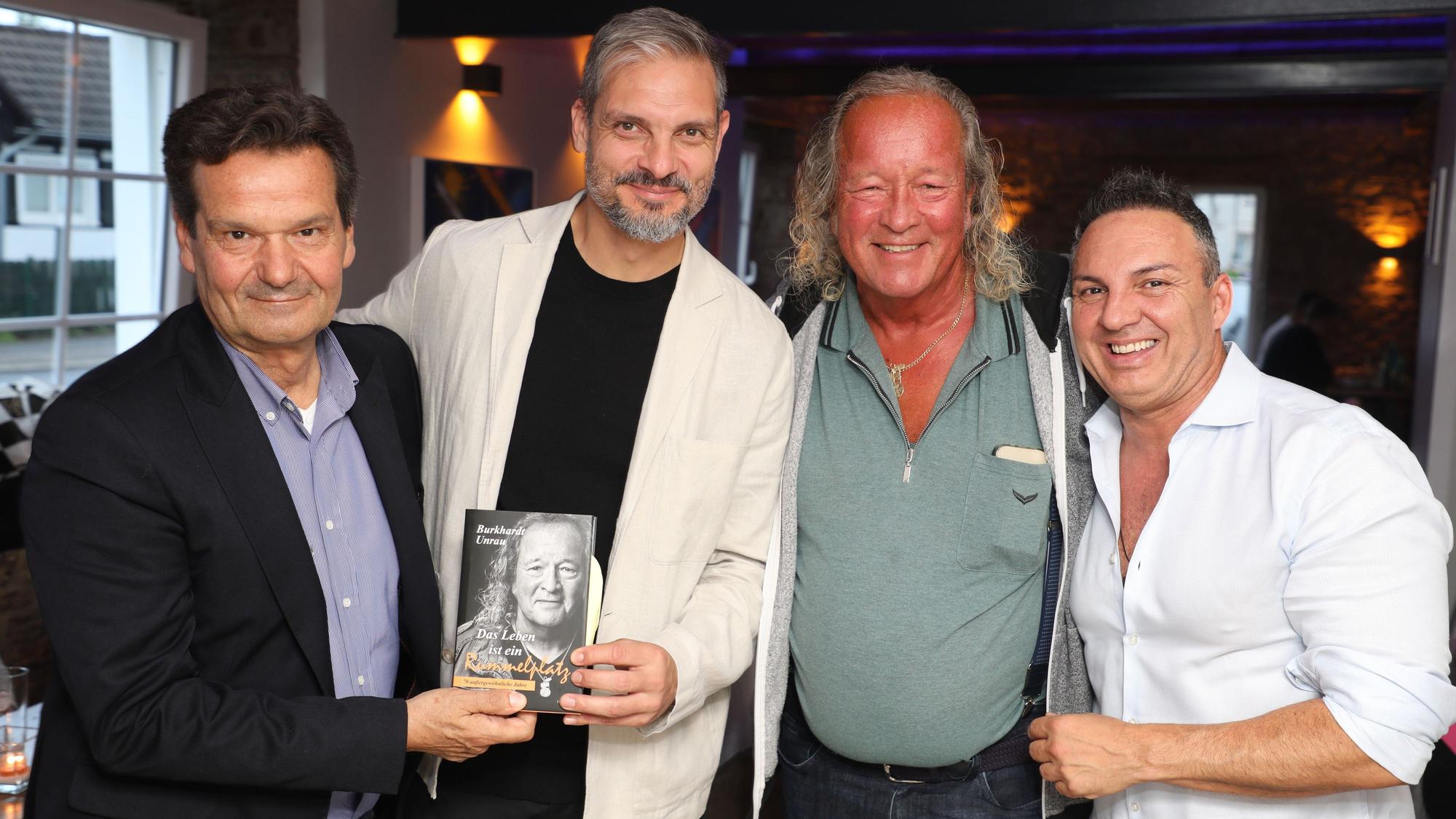 Fußballstar Angelos Charisteas steht mit dem Journalisten und TV-Produzenten Josif Protogerakis, Bergisch Gladbachs Burkhardt Unrau und Wirt Pascal Simitsakis in der Taverne Mykonos in Bergisch Gladbach-Hebborn.