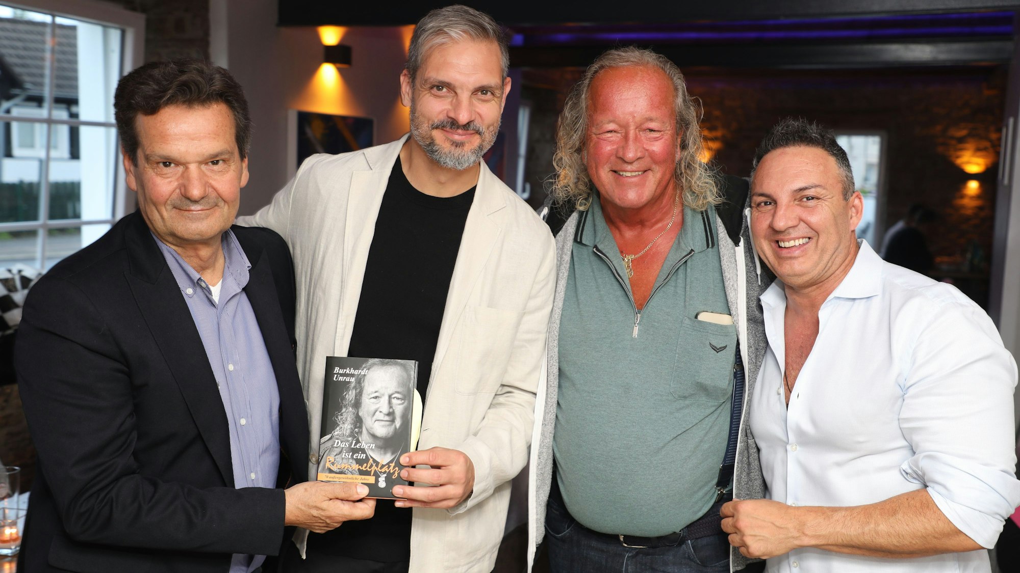 Fußballstar Angelos Charisteas steht mit dem Journalisten und TV-Produzenten Josif Protogerakis, Bergisch Gladbachs Burkhardt Unrau und Wirt Pascal Simitsakis in der Taverne Mykonos in Bergisch Gladbach-Hebborn.