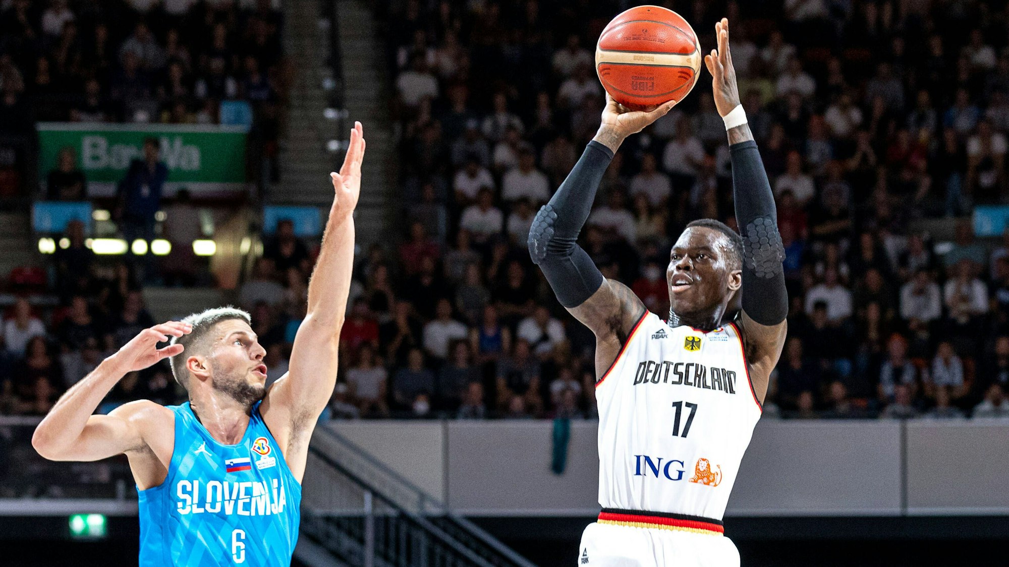 Mike Tobey Slowenien, 10, Aleksej Nikolic Slowenien, 06, Dennis Schroeder Deutschland, 17, Deutschland vs. Slowenien, Basketball, WM Qualifikation 2023, Gruppe J, 28.08.2022 Deutschland vs. Slowenien, Basketball, WM Qualifikation 2023, Gruppe J, 28.08.2022 Muenchen *** Mike Tobey Slovenia, 10 , Aleksej Nikolic Slovenia, 06 , Dennis Schroeder Germany, 17 , Germany vs Slovenia, Basketball, World Cup Qualification 2023, Group J, 28 08 2022 Germany vs Slovenia, Basketball, World Cup Qualification 2023, Group J, 28 08 2022 Muenchen Copyright: xEIBNER/GuenerxSantemizx DBB_GSZ