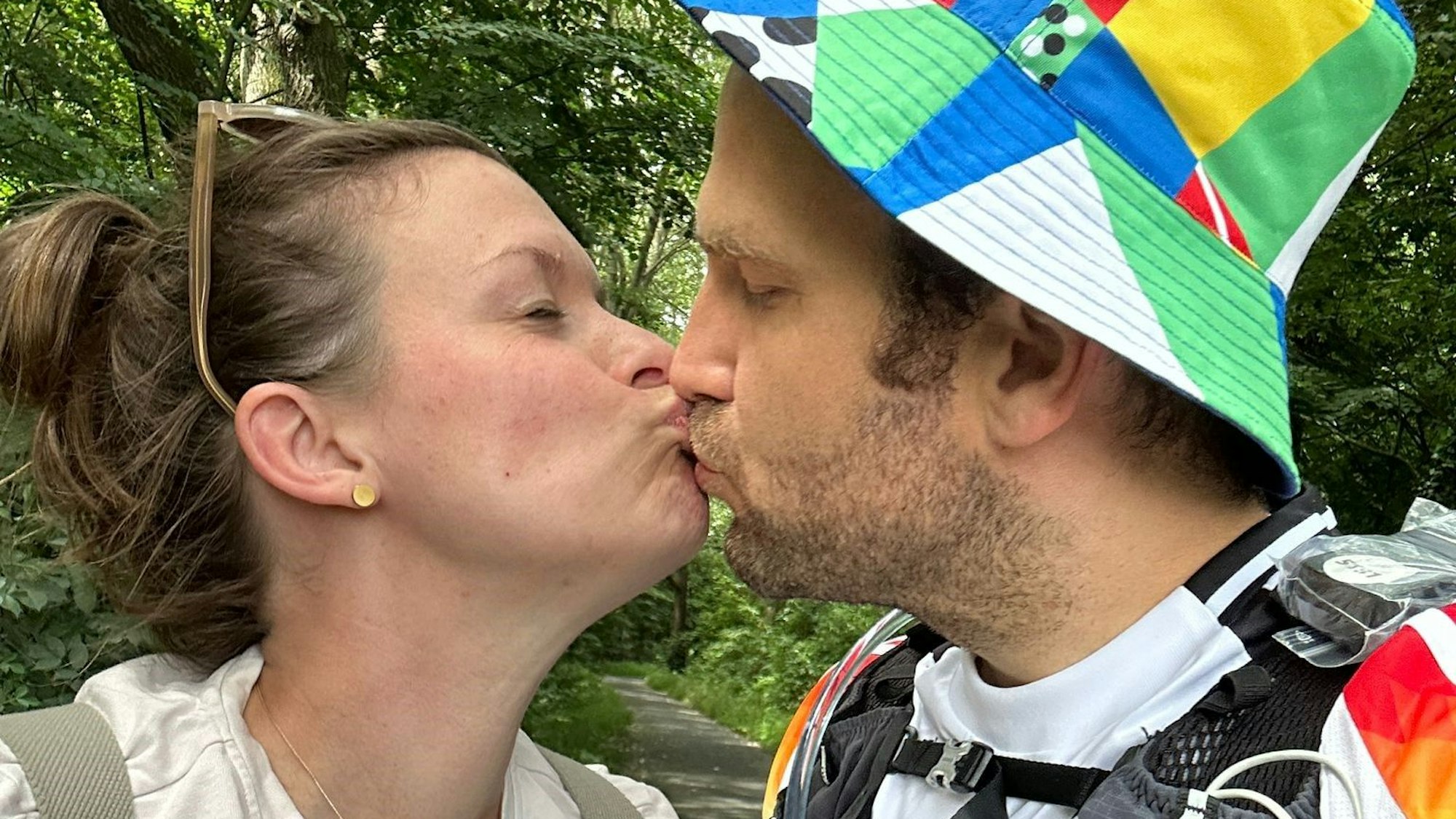 Moralische Unterstützung gab es zu Beginn des zweiten Tages überraschend von seiner Frau Sonja, die 10 Kilometer an seiner Seite wanderte.