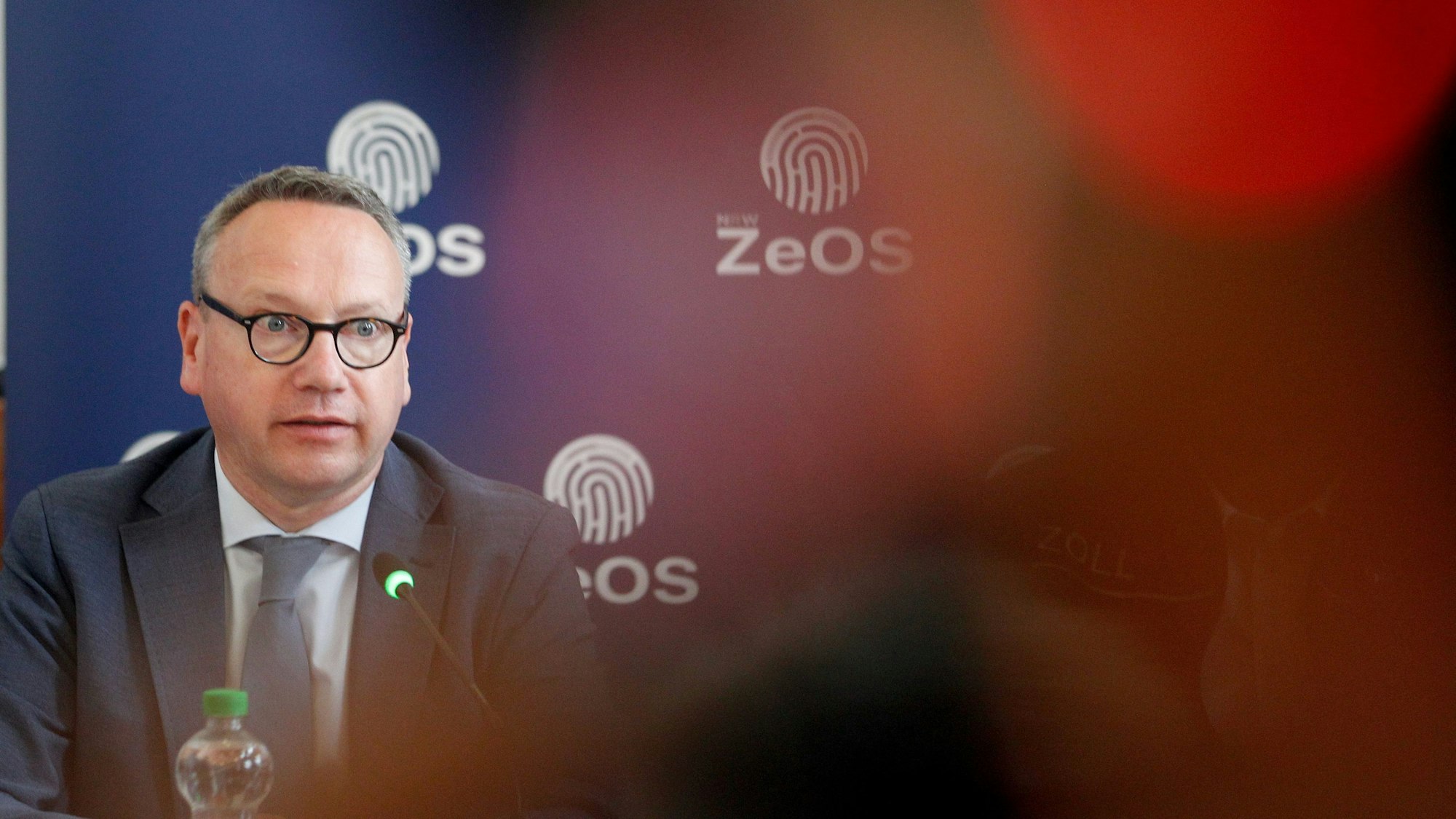 Benjamin Limbach (Grüne), nordrhein-westfälischer Justizminister, bei einer Pressekonferenz.