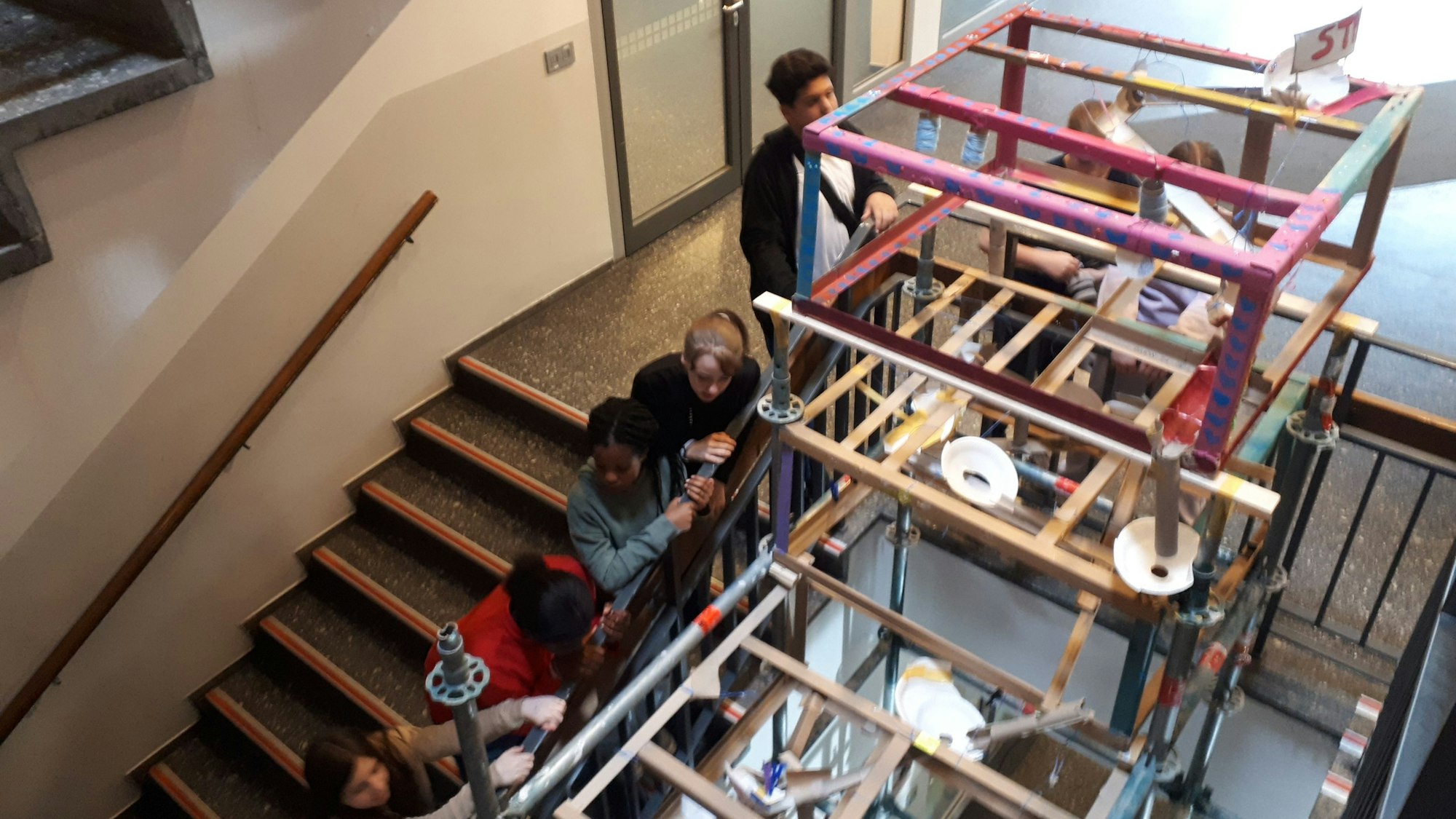 Im Zwischenraum der Treppe wurde ein Gerüst für eine Murmelbahn aufgebaut.