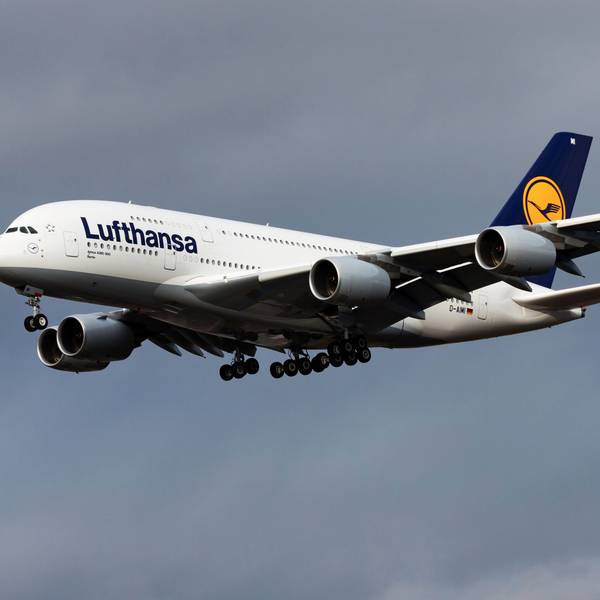 Ein Airbus A380 der deutschen Fluggesellschaft Lufthansa im Landeanflug vor einem bewölkten Himmel.