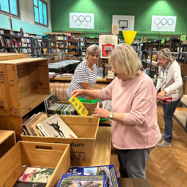 Die Bücherhalle auf dem Gelände der Styler Missionare zieht jetzt um, Stephanie Färber, Gisela Lindner und Barbara Glässner (v.l) packen auch ein.