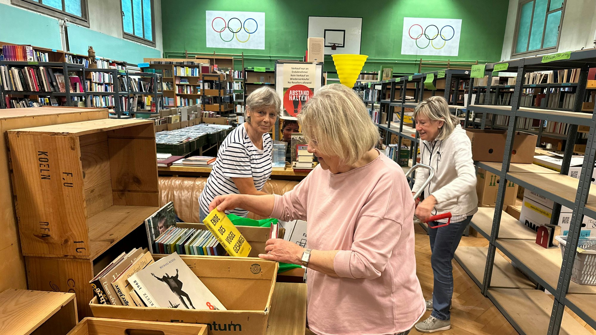 Die Bücherhalle auf dem Gelände der Styler Missionare zieht jetzt um, Stephanie Färber, Gisela Lindner und Barbara Glässner (v.l) packen auch ein.