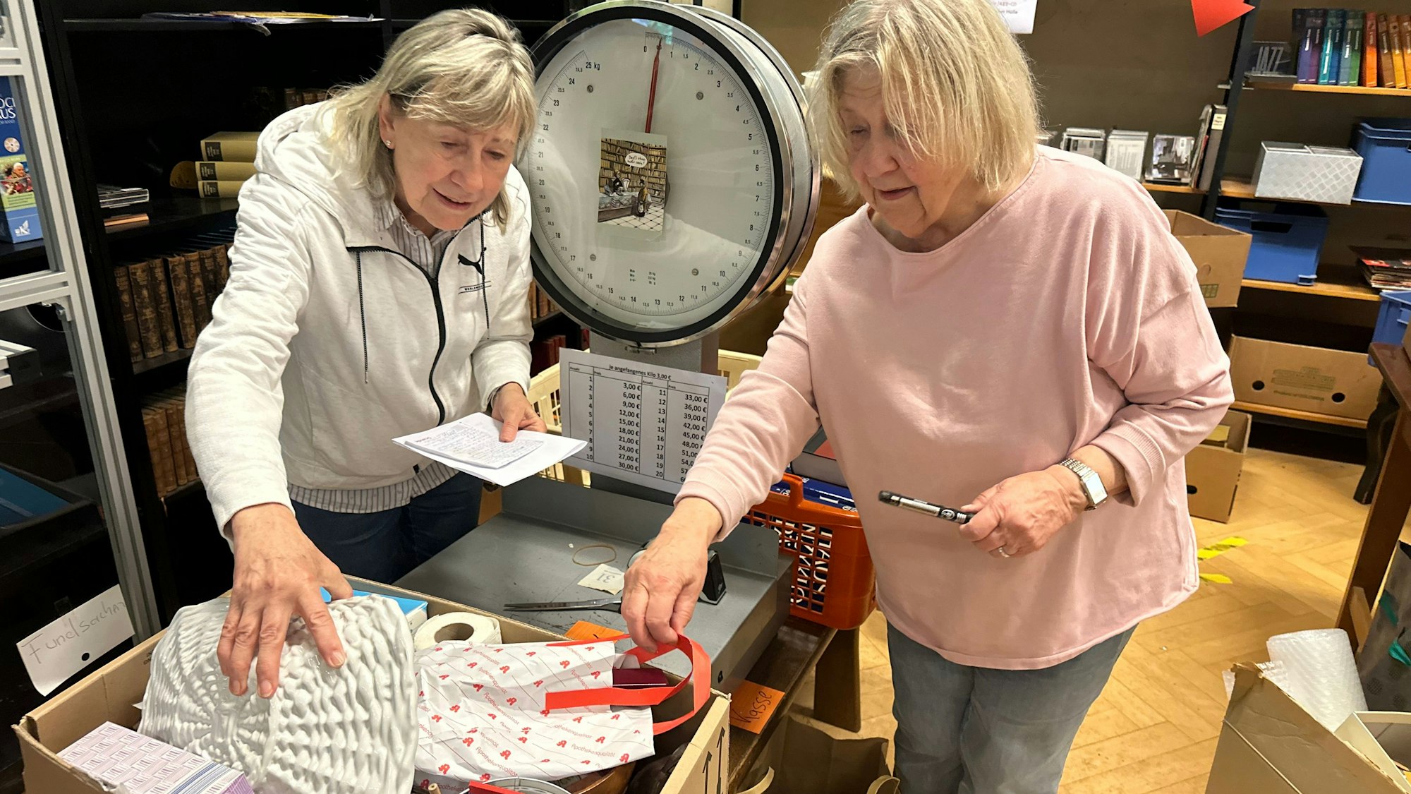 Die Bücherhalle auf dem Gelände der Steyler Missionare zieht jetzt um, Barbara Glässner (l.) und Gisela Lindner an der Waage.