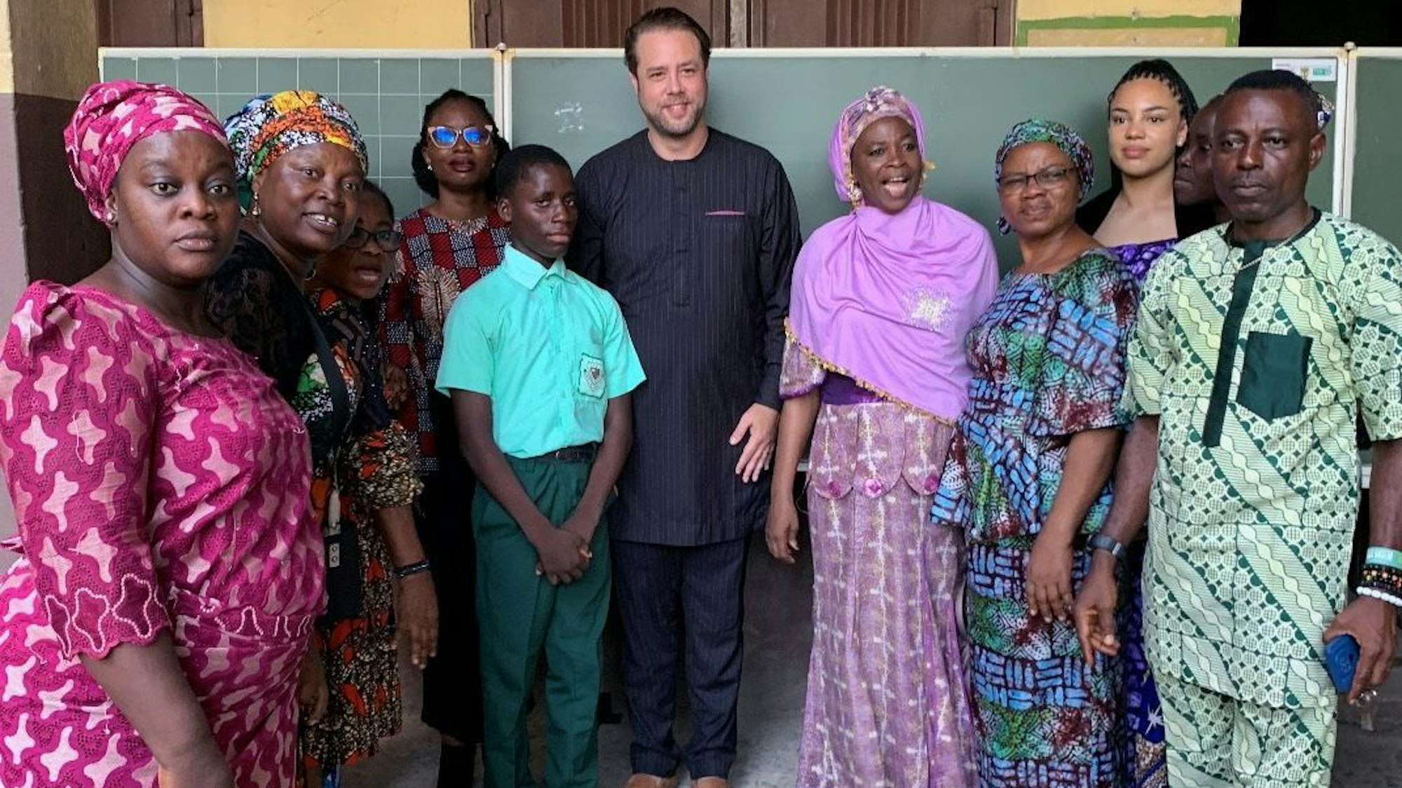 Der Waldbröler Johannes Flosbach übergibt in einer nigerianischen Schule eine Spende aus seiner Heimat.