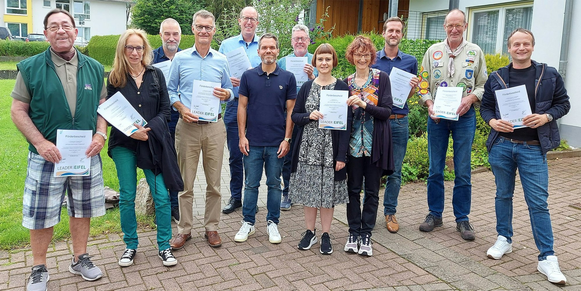 Die Vertreter der Vereine haben sich zum Gruppenbild aufgestellt, auch Regionalmanager Niklas Gath ist dabei.