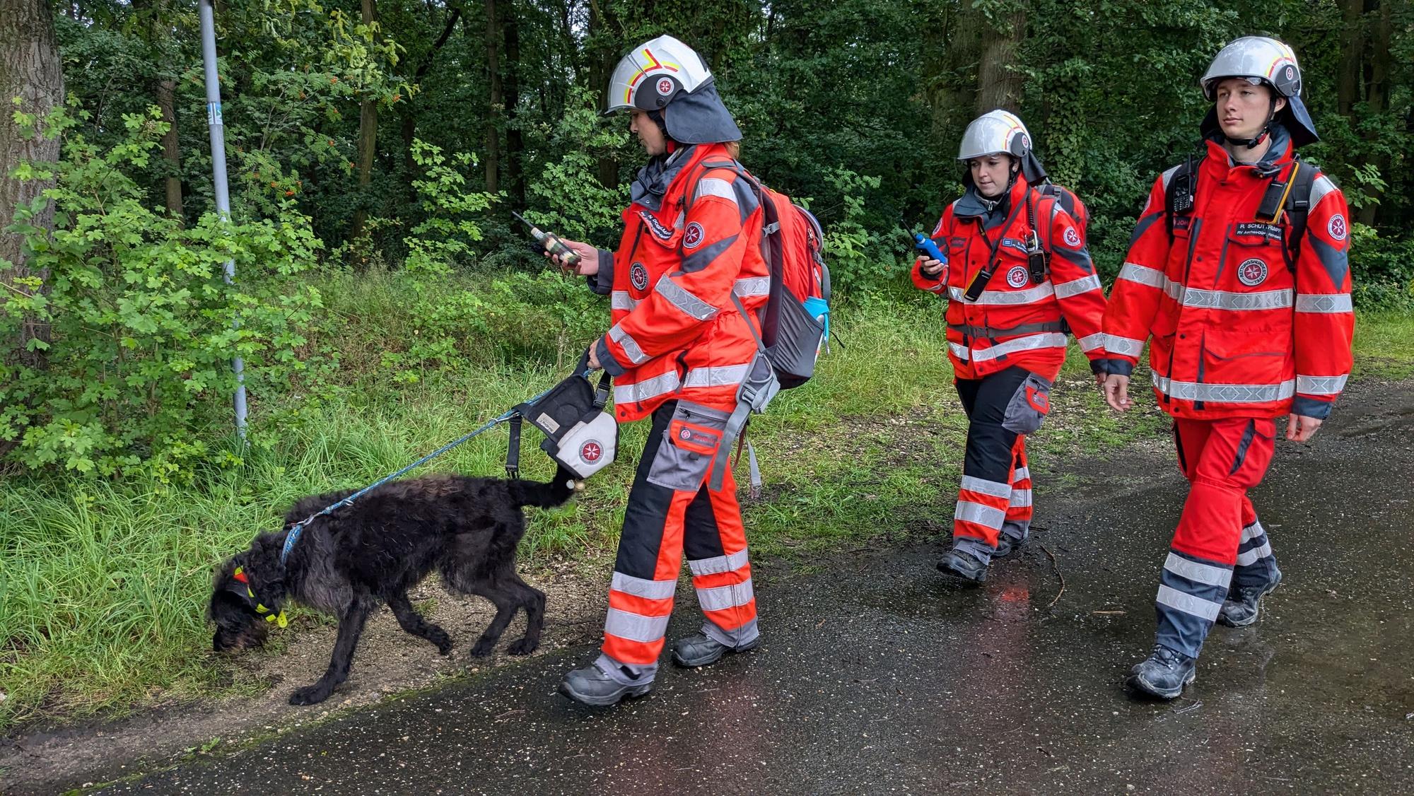 Bei der Suche nach einer vermissten 13-Jährigen kamen auch Suchhundeteams der Johanniter zum Einsatz