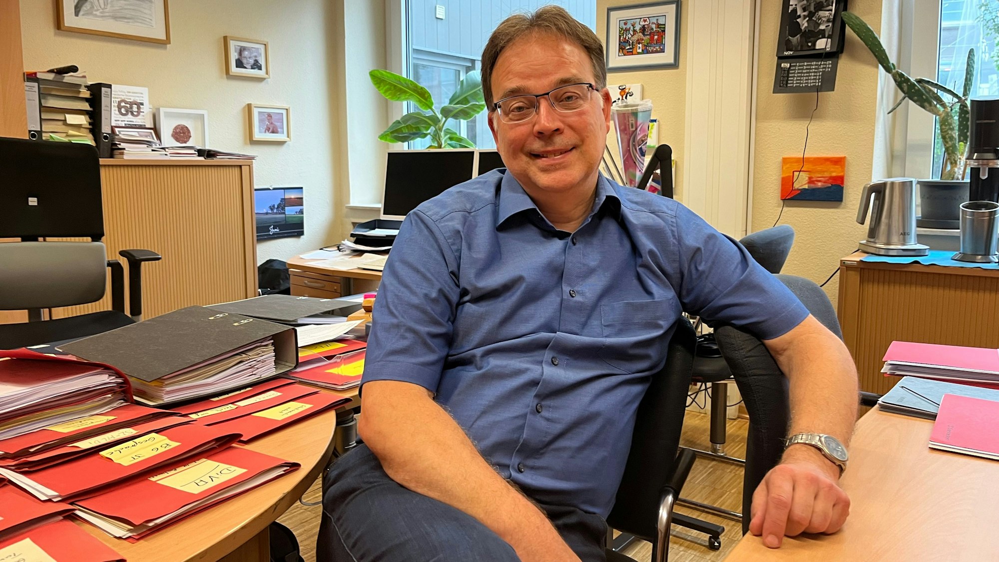 Schulleiter Johannes Segerath in seinem Büro am Berufskolleg Ehrenfeld.