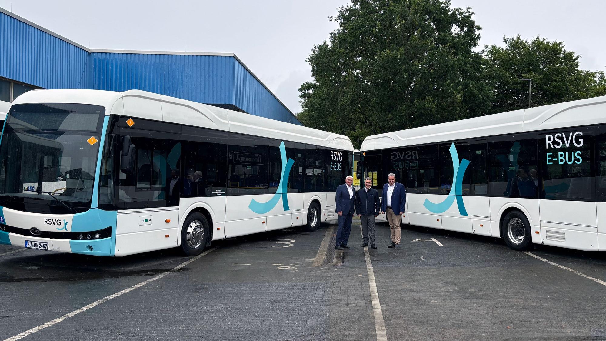 Die RSVG setzt ab sofort sechs rein elektrisch betriebene Busse auf ihren Linien ein. Landrat Sebastian Schuster, RSVG-Geschäftsführer Volker Otto und der Aufsichtsratsvorsitzende Macus Kitz (v.l.) stellten die Fahrzeuge des chinesischen Herstellers BYD jetzt vor.