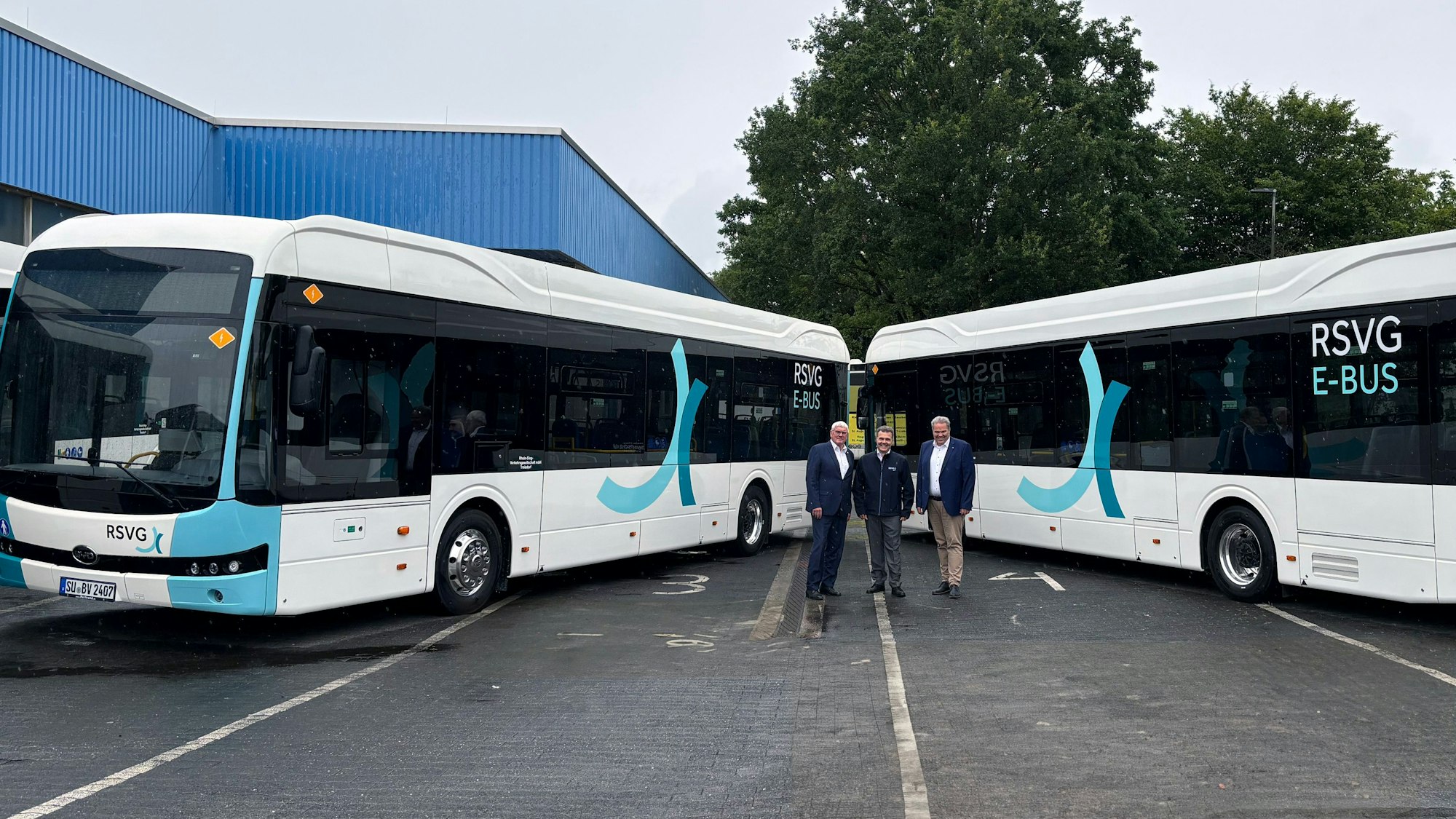 Die RSVG setzt ab sofort sechs rein elektrisch betriebene Busse auf ihren Linien ein.  Landrat Sebastian Schuster, RSVG-Geschäftsführer Volker Otto und der Aufsichtsratsvorsitzende Macus Kitz (v.l.) stellten die Fahrzeuge des chinesischen Herstellers BYD jetzt vor.