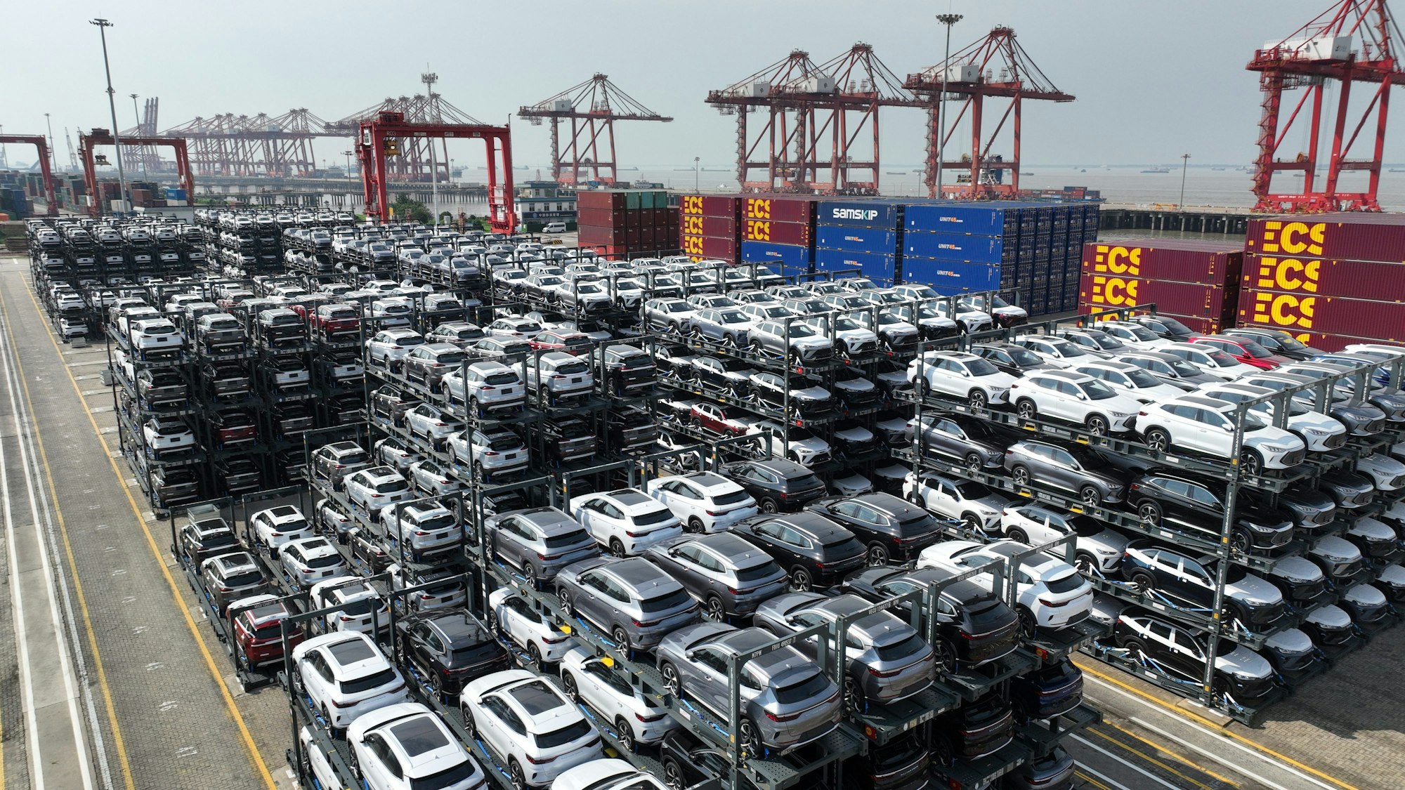 Eine Luftaufnahme zeigt chinesische Autos mit Hybrid- oder Elektroantrieb für den Export in einem Terminal des Hafens Taicang in der ostchinesischen Provinz Jiangsu.+