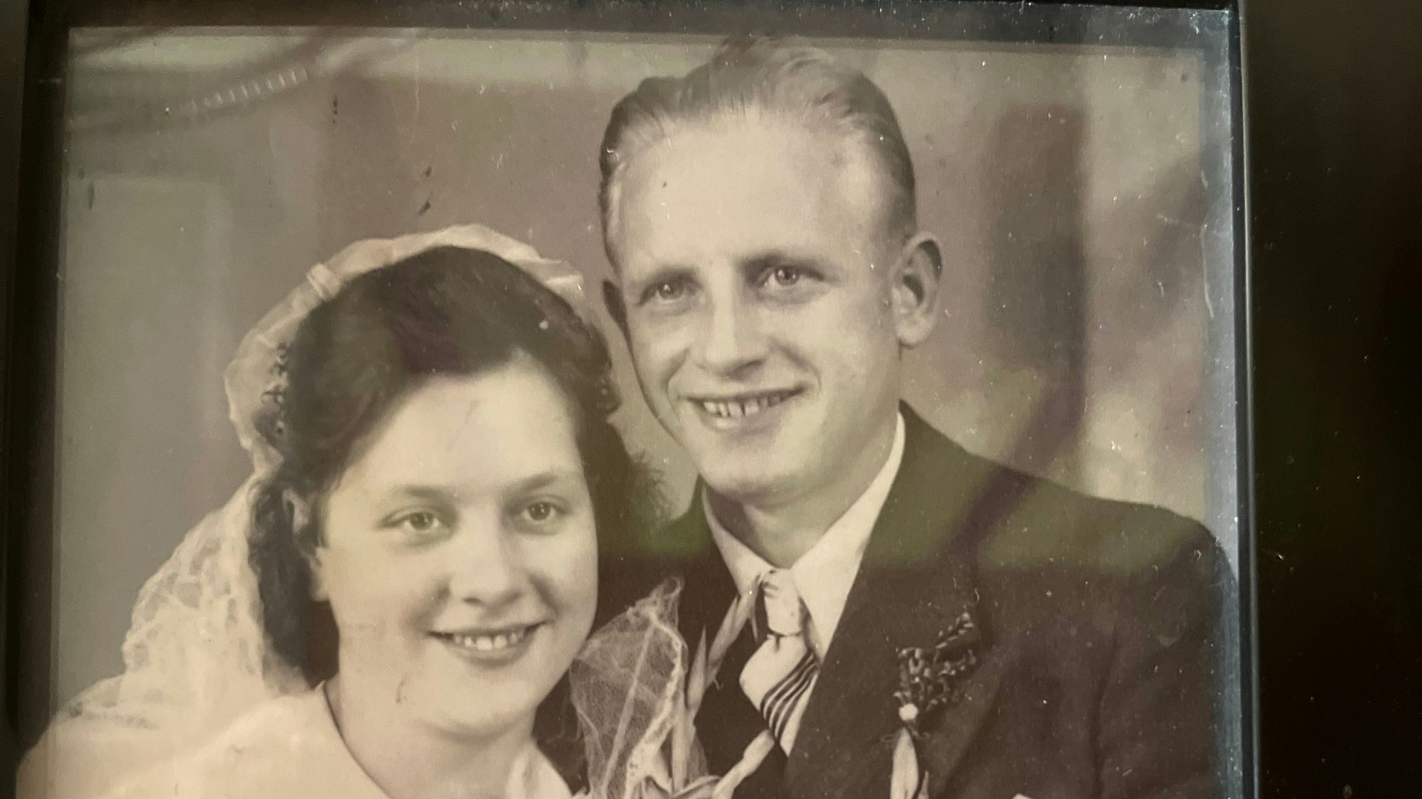 Ein altes Foto von Hildegard Nelbach mit ihrem Mann bei ihrer Hochzeit.