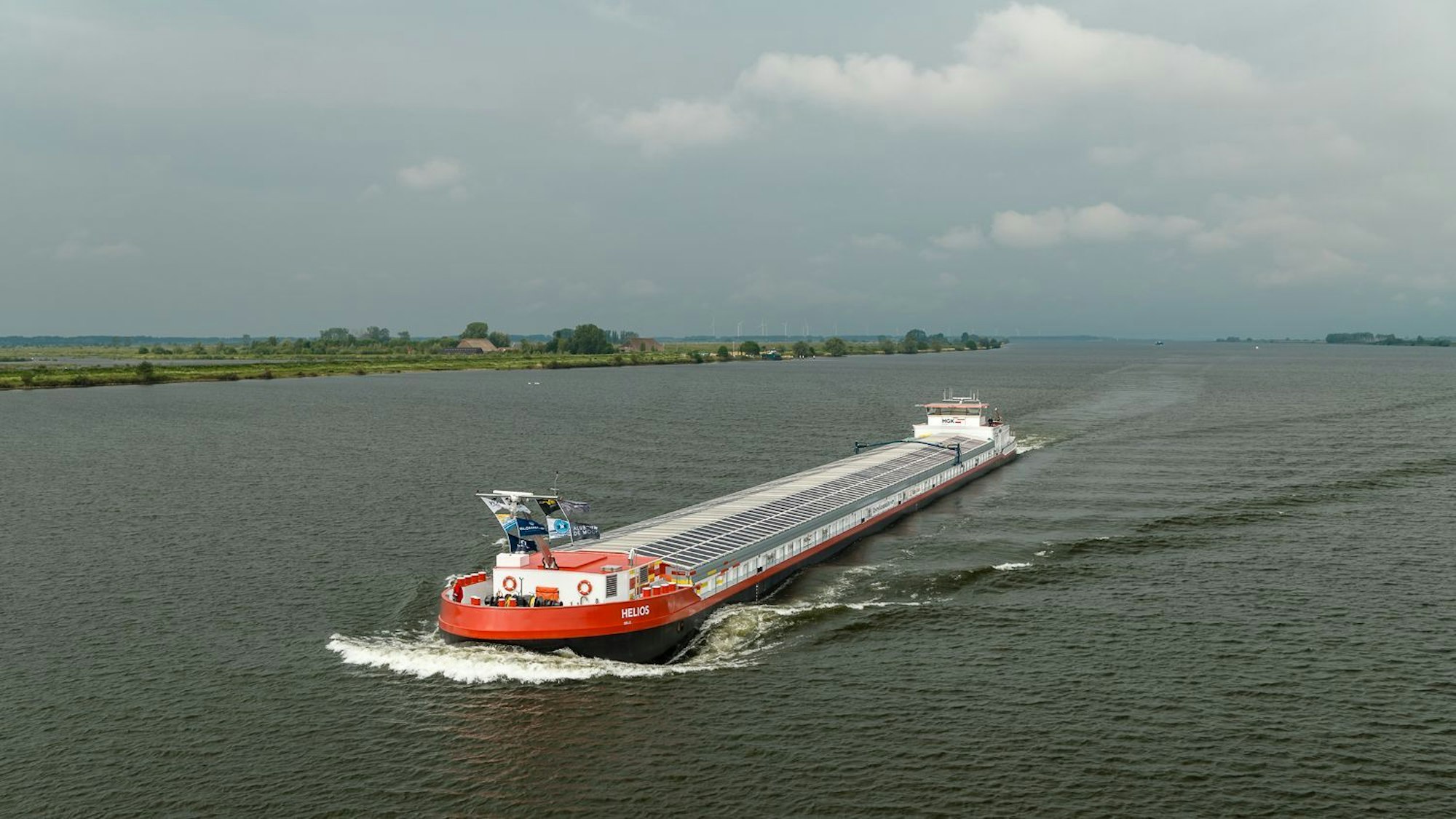 Binnenschiff auf dem Rhein