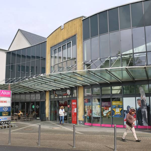 Zu den Einkaufsmöglichkeiten in der Stadt Waldbröl soll bald auch wieder die Discounterkette Woolworth gehören: Diese kündigt an, nach 15 Jahren der Abstinenz über dem Petz-Rewe-Markt in der Stadtmitte den neuen Standort zu beziehen. Unser Foto zeigt das noch unsanierte Gebäude.