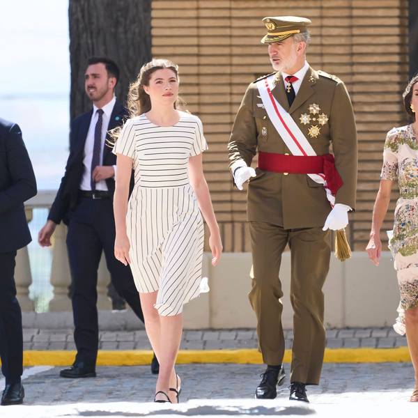 Königin Letizia (r), König Felipe (m) und Prinzessin Sofia (l) bei der Übergabe der königlichen Ernennungsurkunden an die neuen Offiziere des Heeres und der Guardia Civil in der Militärakademie in Saragossa.