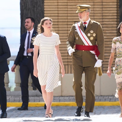 Königin Letizia (r), König Felipe (m) und Prinzessin Sofia (l) bei der Übergabe der königlichen Ernennungsurkunden an die neuen Offiziere des Heeres und der Guardia Civil in der Militärakademie in Saragossa.