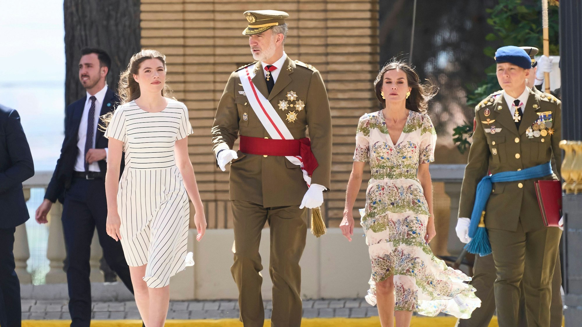 Königin Letizia (r), König Felipe (m) und Prinzessin Sofia (l) bei der Übergabe der königlichen Ernennungsurkunden an die neuen Offiziere des Heeres und der Guardia Civil in der Militärakademie in Saragossa.