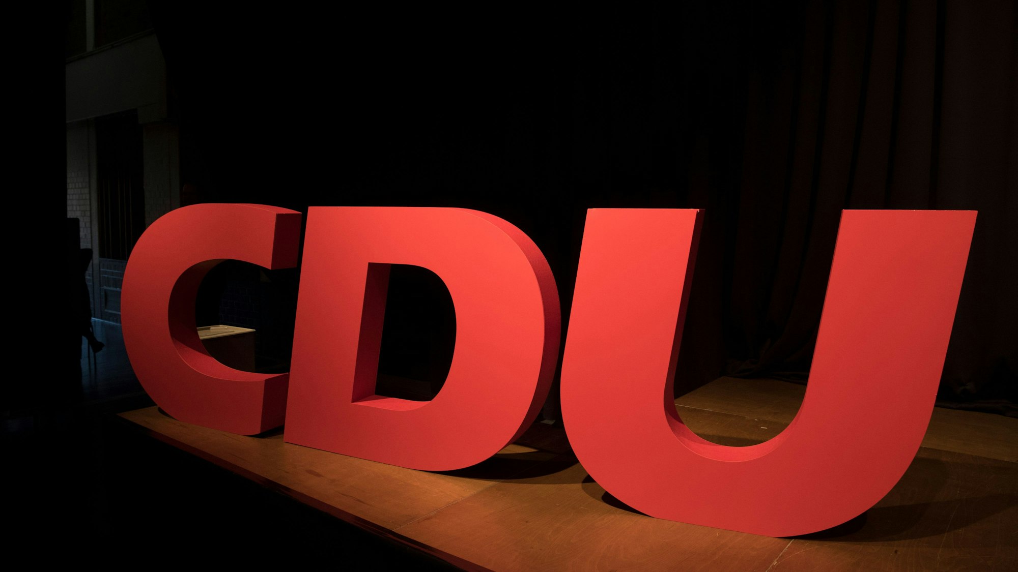 Das Logo der CDU steht auf dem Landesparteitag der CDU Hessen in der Stadthalle.