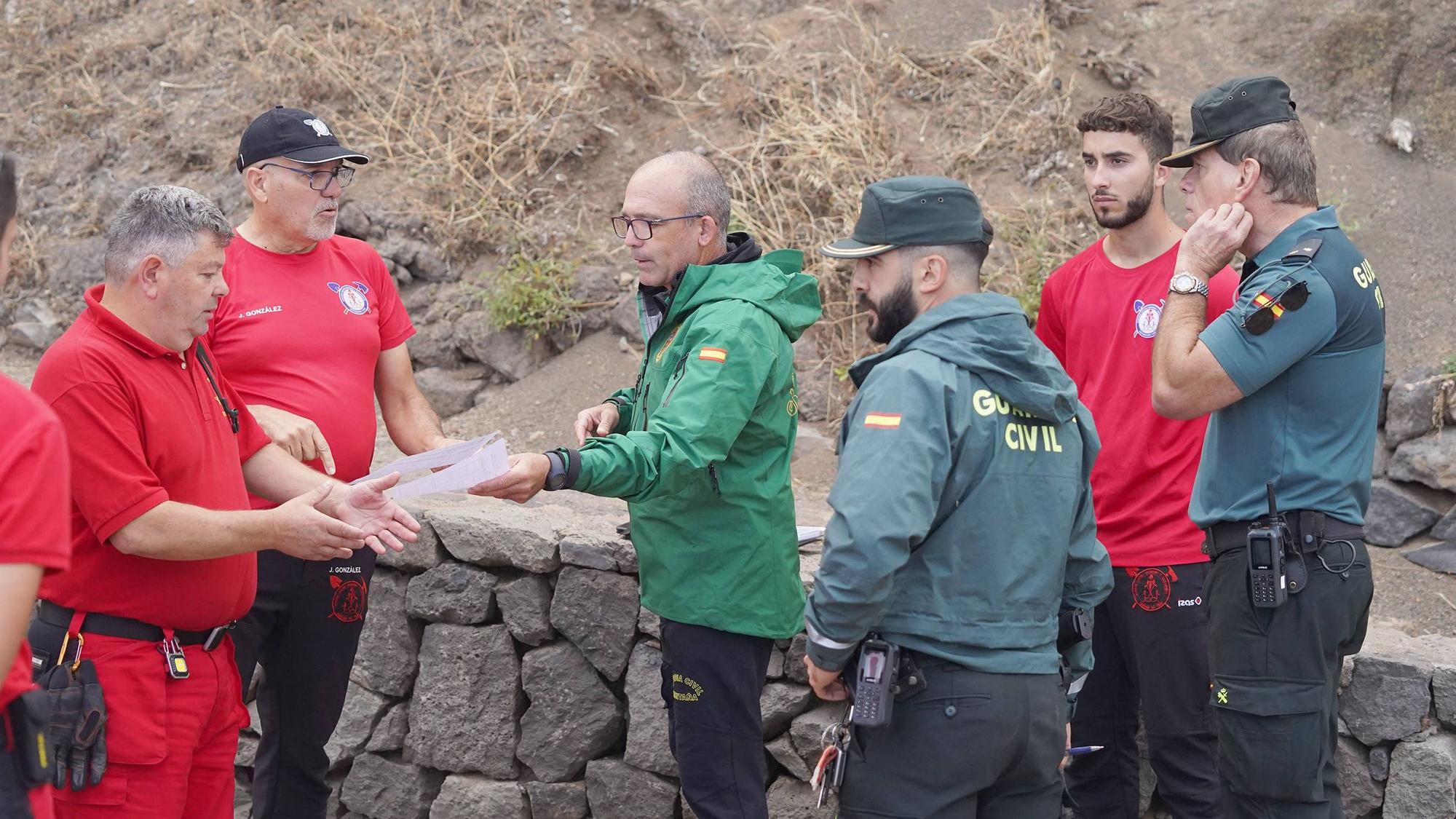 Polizeibeamte suchen auf Teneriffa nach Jay Slater.