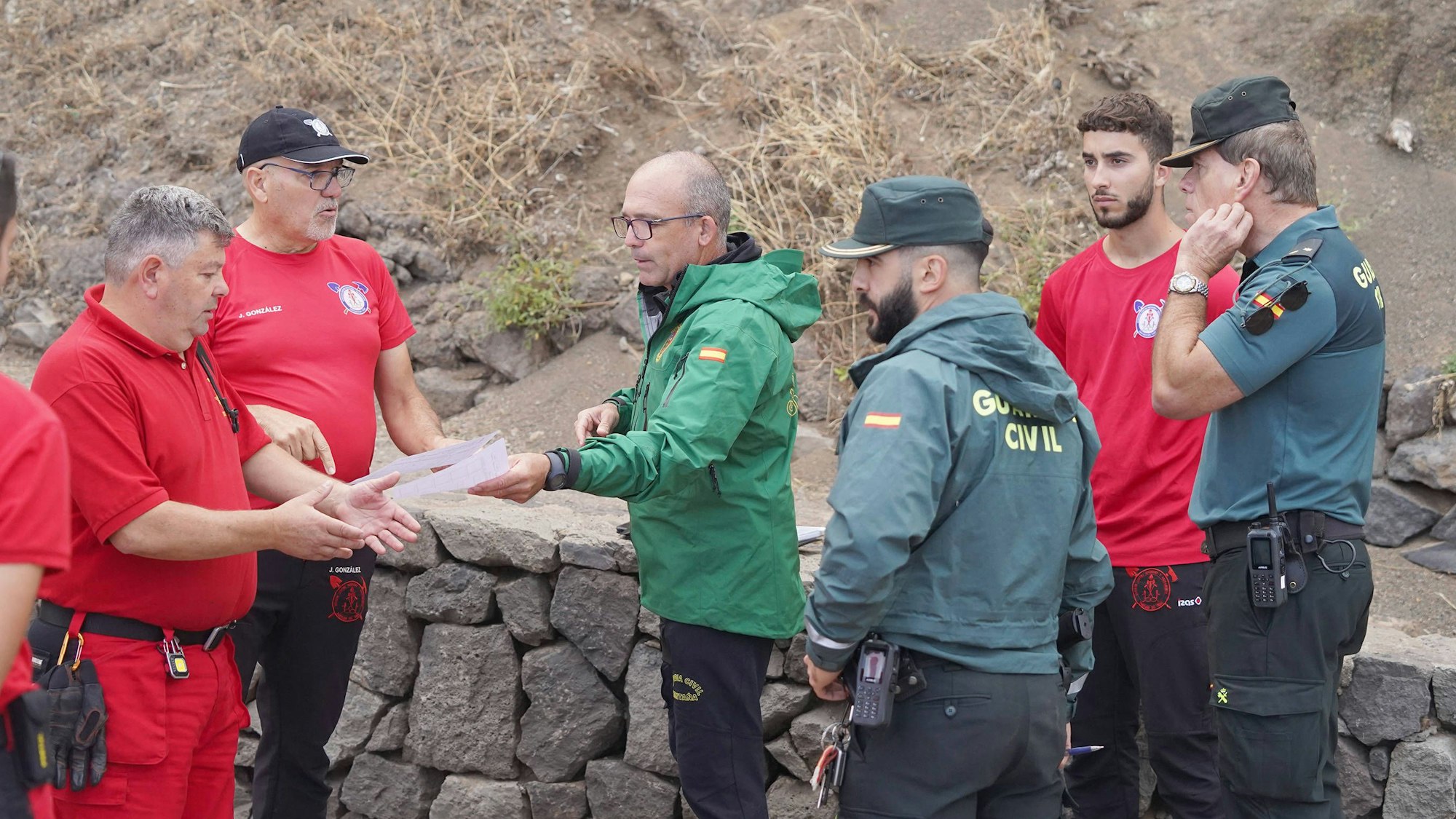 Polizeibeamte suchen auf Teneriffa nach Jay Slater.