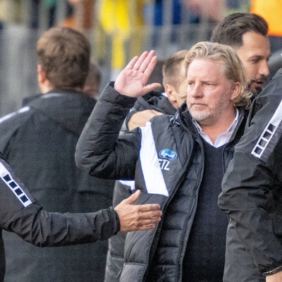 GER, 3. LIga, FC Viktoria Koeln vs. TSV 1860 Muenchen, 13. Spieltag, Saison 2023/24, / 28.10.2023, Sportpark Hoehenberg, Koeln, GER, 3. LIga, FC Viktoria Koeln vs. TSV 1860 Muenchen, 13. Spieltag, Saison 2023/24, Im Bild: Olaf Janssen FC Viktoria Koeln, Chef-Trainer und Stephan Küsters FC Viktoria Koeln, Sportlicher Leiter *** GER, 3 LIga, FC Viktoria Koeln vs TSV 1860 Muenchen, 13 Matchday, Season 2023 24, 28 10 2023, Sportpark Hoehenberg, Koeln, GER, 3 LIga, FC Viktoria Koeln vs TSV 1860 Muenchen, 13 Matchday, Season 2023 24, In the picture Olaf Janssen FC Viktoria Koeln, Head Coach and Stephan Küsters FC Viktoria Koeln, Sport Director nordphotoxGmbHxx/xDenkinger nph00015