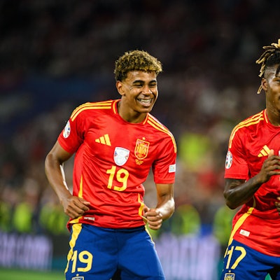 Die spanischen Youngsters Lamine Yamal und Nico Williams jubeln