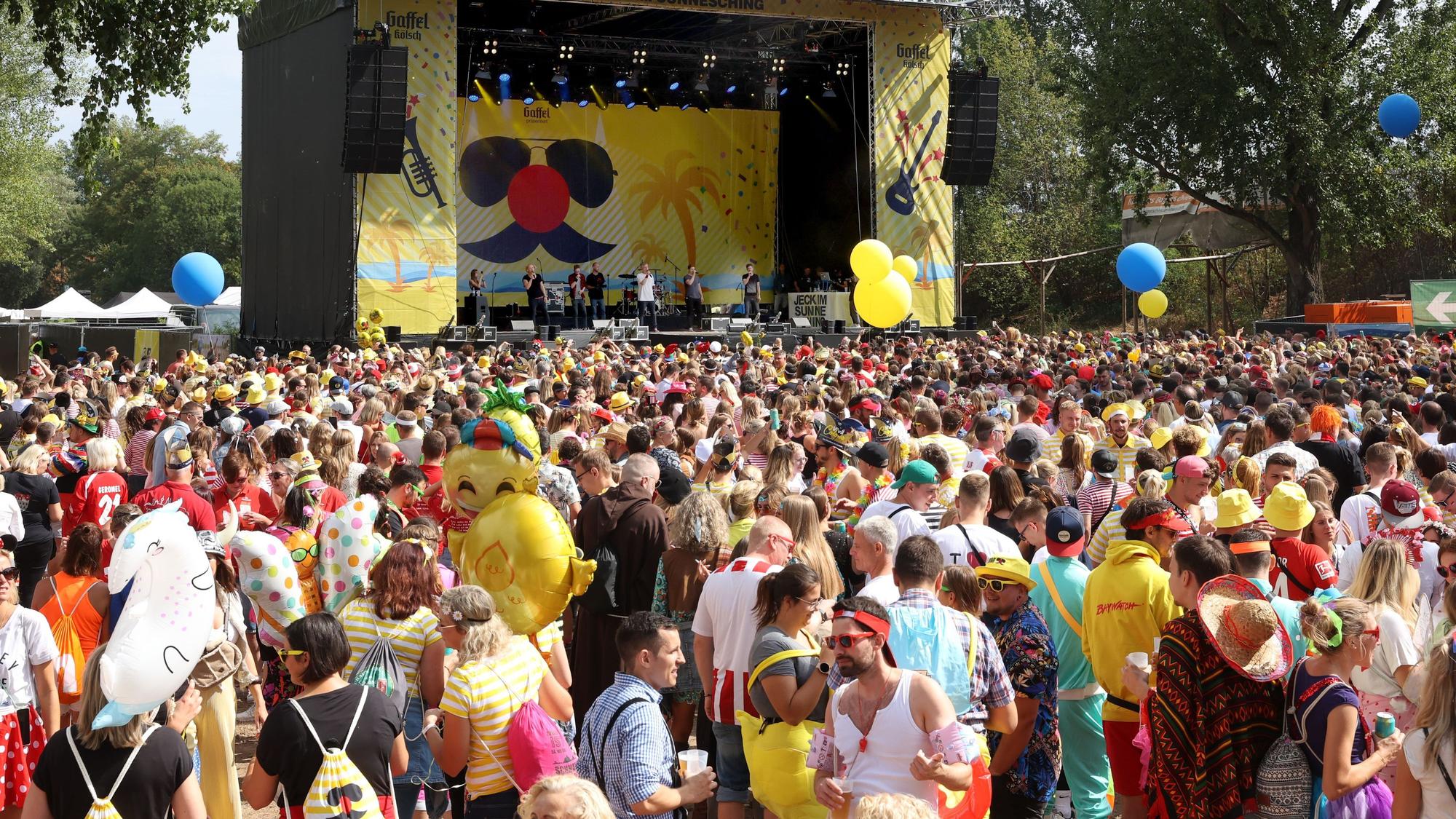 Viele Menschen Feiern beim Jeck im Sunnesching in Köln.