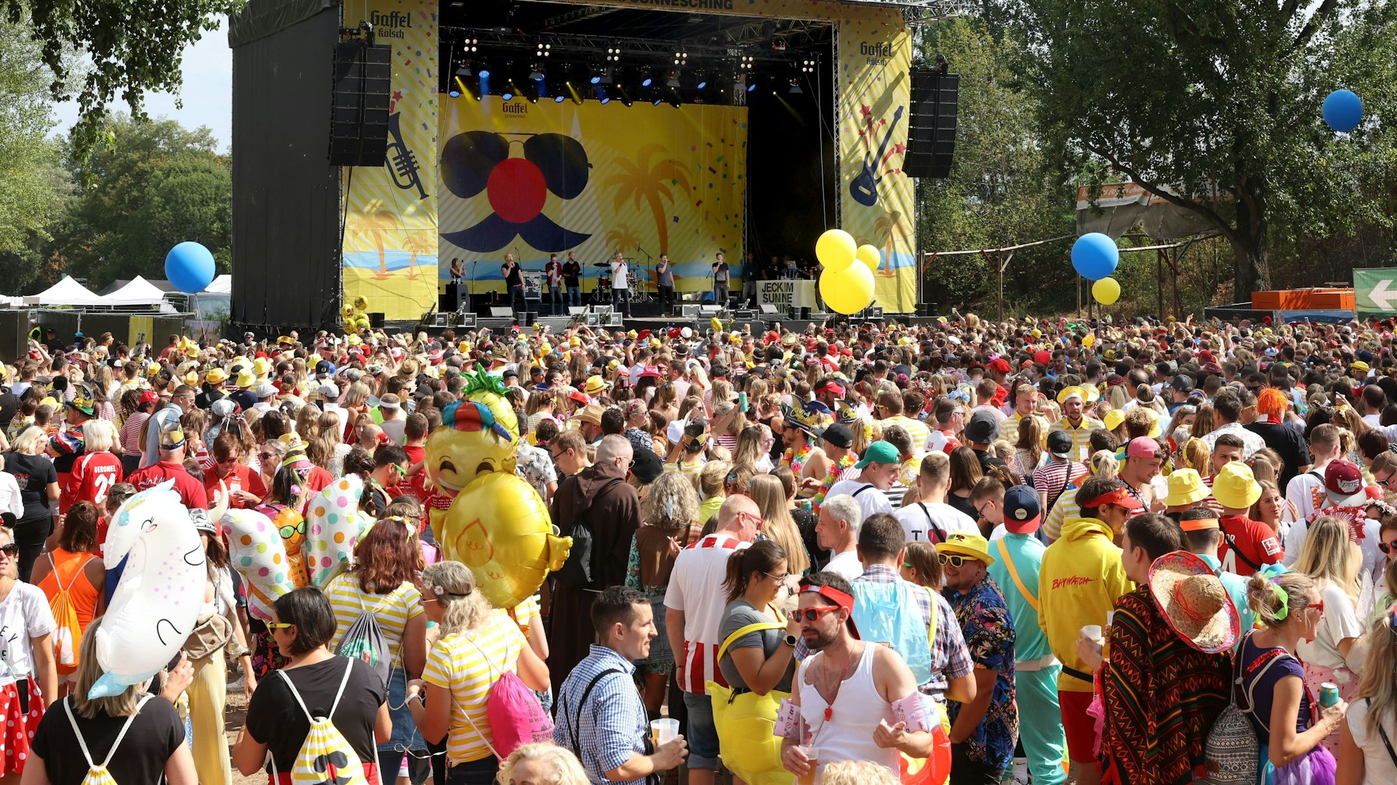 Viele Menschen Feiern beim Jeck im Sunnesching in Köln.