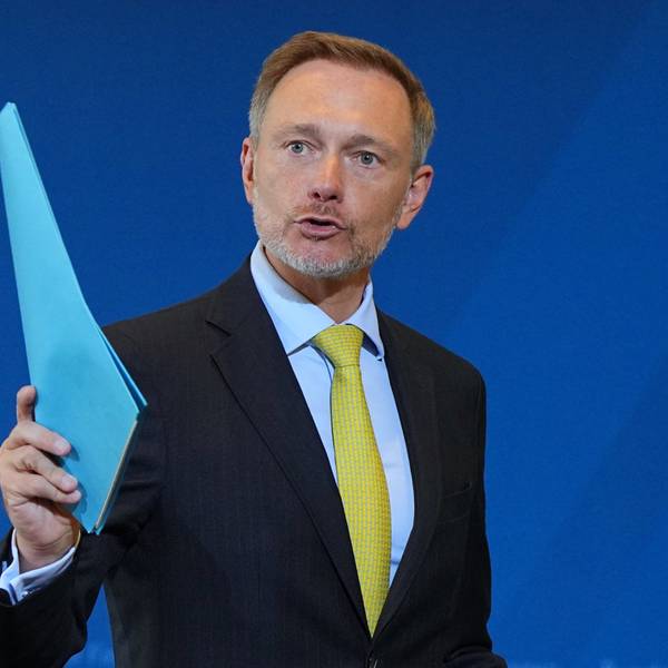 Christian Lindner (FDP), Bundesminister der Finanzen, winkt mit einem blauen Hefter. (Archivbild)